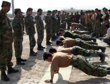 Η στρατιωτική πειθαρχία στα … καλύτερά της: Εκπαίδευση Αφγανικών ΕΔ από Αμερικανούς (βίντεο)